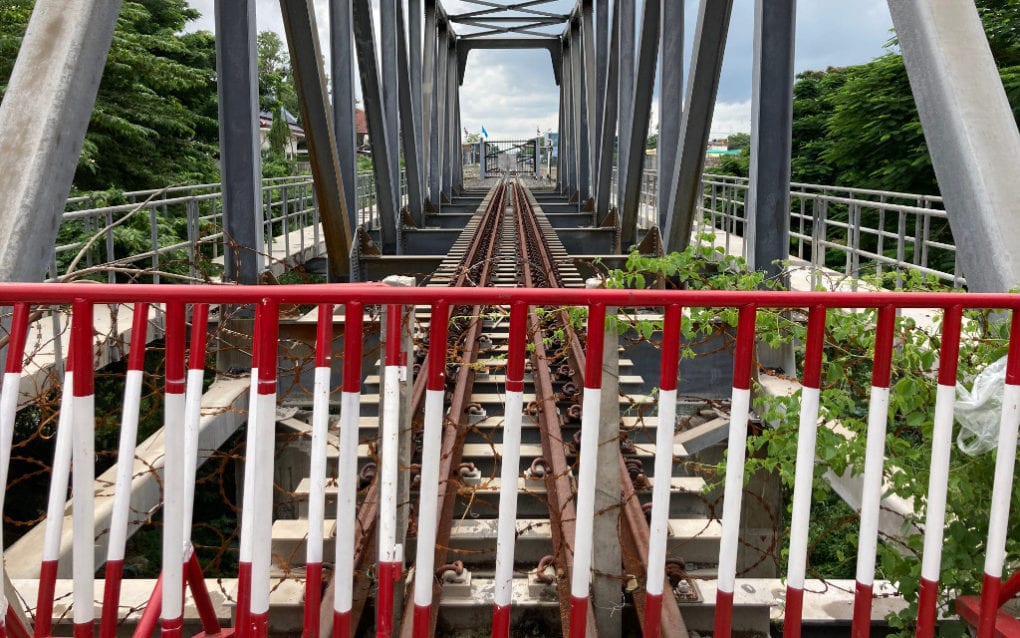 Barbed wire has been installed alongside a gate blocking trains tracks crossing Poipet’s international border into Thailand. (Ananth Baliga/VOD)