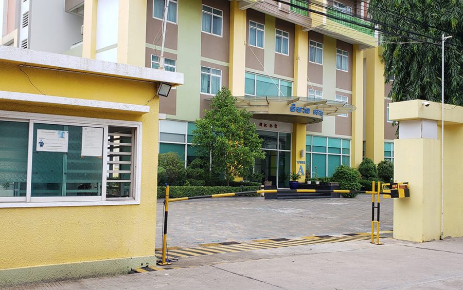 The security booth and entrance of Mekong Gardens condominium in Chroy Changvar district’s Chroy Changvar commune on September 3, 2020. (Danielle Keeton-Olsen/VOD)