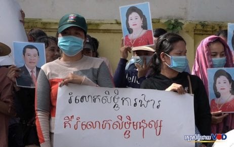 Workers protest in front of the E.U. office in Phnom Penh on September 7, 2020. (Hy Chhay/VOD)
