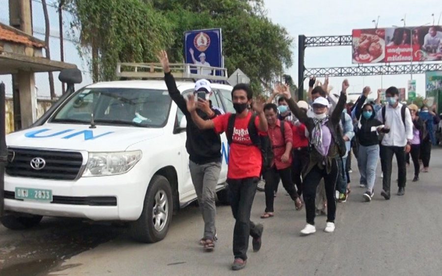 Protesters in Phnom Penh walk past a UN vehicle on September 7, 2020. (Chorn Chanren/VOD)
