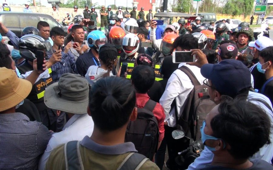Authorities surround protesters in Phnom Penh on September 7, 2020. (Chorn Chanren/VOD)