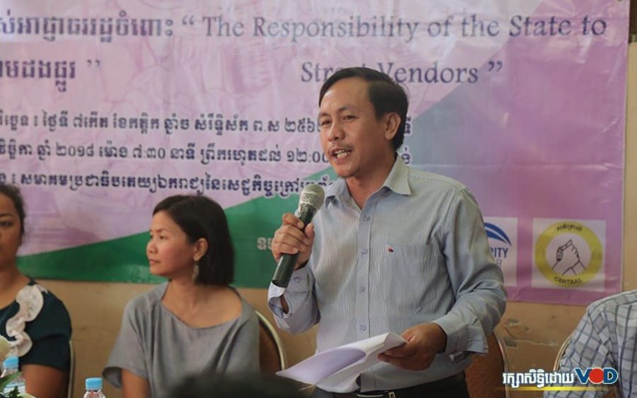 Vorn Pao, president of tuk-tuk drivers union Independent Democracy of Informal Economic Association (IDEA), speaks at an NGO event in November 2018. (Chorn Chanren/VOD)