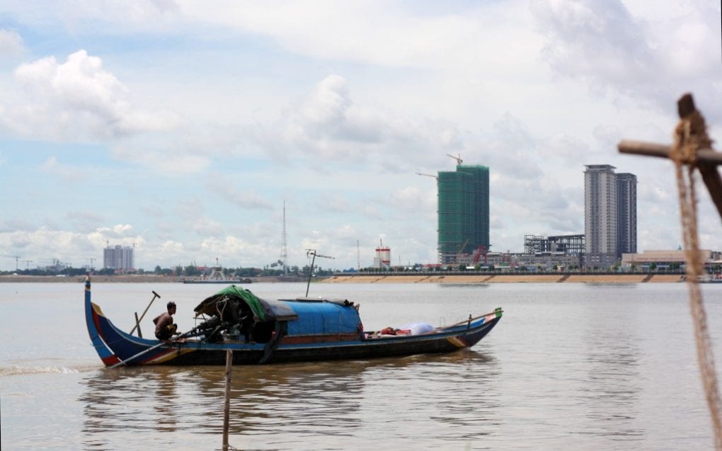 A Cham fisherman rides his boat near Phnom Penh’s Chroy Changva peninsula on September 15, 2020. (Michael Dickison/VOD)