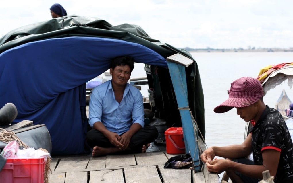 Yan Khouvry, center, prepares to depart for this day’s fishing, in Phnom Penh’s Chroy Changva on September 15, 2020. (Michael Dickison/VOD)