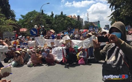 Hundreds of people involved in land disputes from four provinces block the street in front of the Land Management Ministry in Phnom Penh on September 21, 2020. (Khan Leakhena/VOD)