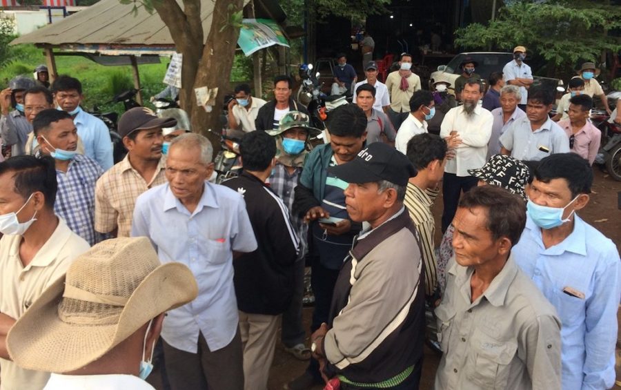 Supporters of the outlawed opposition CNRP gather outside the Tbong Khmum Provincial Court in Suong City on September 22, 2020. (Michael Dickison/VOD)