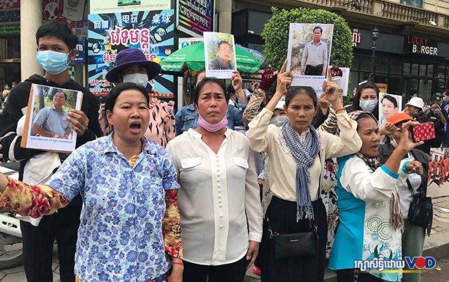 Seng Chanthorn, (second from right), holds a photo of her jailed husband, Sun Thun, while protesting with other women in front of the Phnom Penh Municipal Court on September 25, 2020. They are calling for the release from prison of their spouses, all former CNRP officials. (Hy Chhay/VOD)