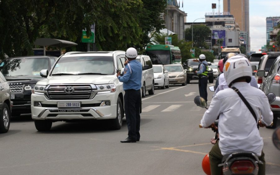 Police officers direct traffic in Phnom Penh on September 15, 2020. (VOD)