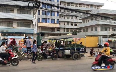 Street vendors’ carts in front of a factory in Phnom Penh. (Hun Sirivadh/VOD)