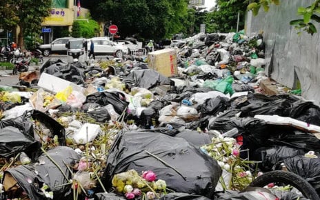 A pile of garbage grows amid a Phnom Penh trash collectors’ strike, in Daun Penh district’s Wat Phnom commune on October 5, 2020. (Vuth Chandara/VOD)