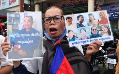 Sok Polyma protests outside the Phnom Penh Municipal Court in support of her husband, Khim Pheana, on October 9, 2020. (Hy Chhay/VOD)