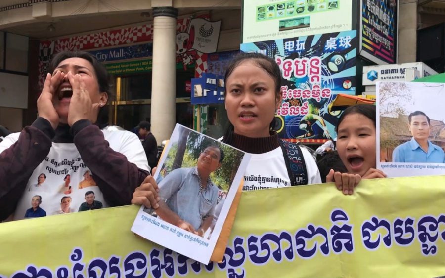 Supporters of jailed CNRP activists protest outside the Phnom Penh Municipal Court on October 9, 2020. (Hy Chhay/VOD)