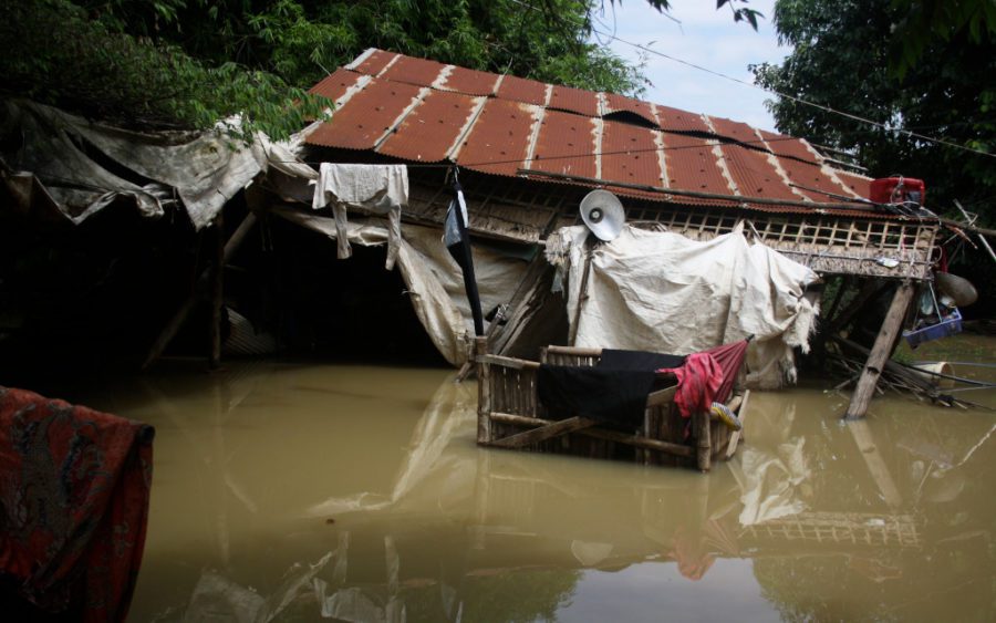 Flooding on the Prek Tnaut river in Phnom Penh’s Dangkao district collapsed a house in Spean Thma commune, in a photo taken on October 12, 2020. (Michael Dickison/VOD)