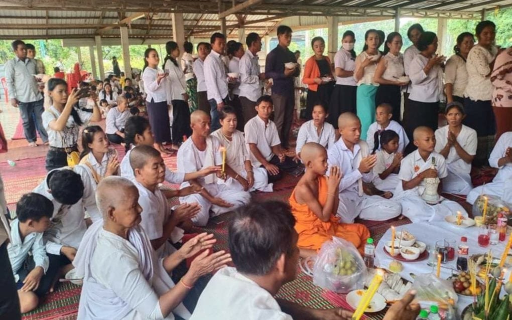 Attendees pray at the funeral of Suos Samphors. (Supplied)