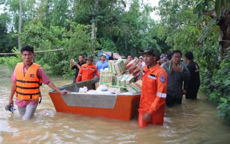 Emergency workers deliver supplies to flooded families in Mongkol Borei district in Banteay Meanchey province on October 19, 2020, in a photo posted to the provincial administration’s Facebook page.