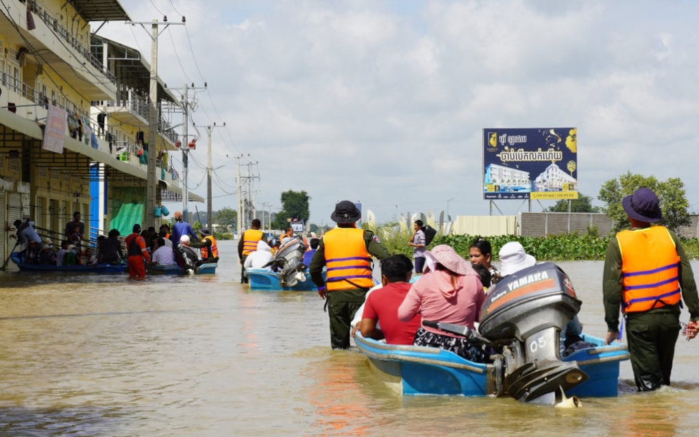 Residents of Phnom Penh’s Dangkao district receive rides on emergency boats through flooded streets on October 22, 2020. (Tran Techseng/VOD)