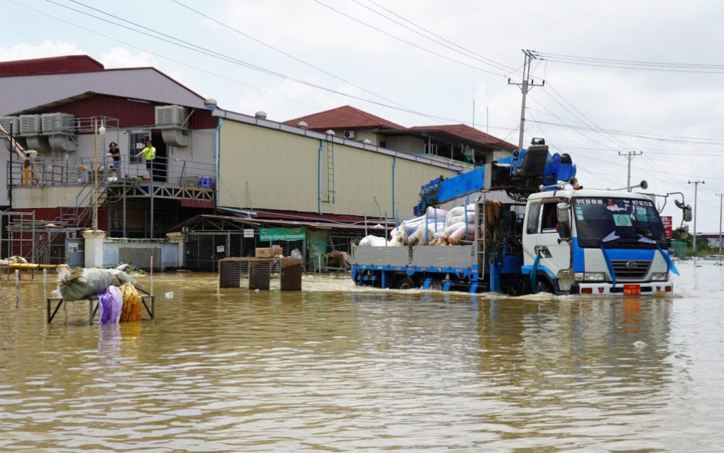 A truck takes materials away from the flooded Y&W Garment factory in Phnom Penh’s Dangkao district on October 22, 2020. (Tran Techseng/VOD)