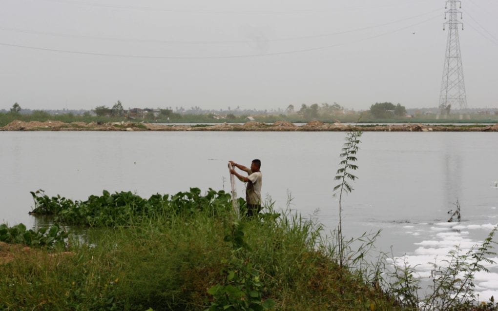 A fisherman casts his net on Phnom Penh’s Boeng Tamok, on October 28, 2020. (Michael Dickison/VOD)