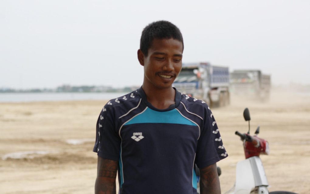 Khun Chamnan returns to sell fish in an area around Phnom Penh’s Boeng Tamok where he was evicted from, on October 28, 2020. (Michael Dickison/VOD)