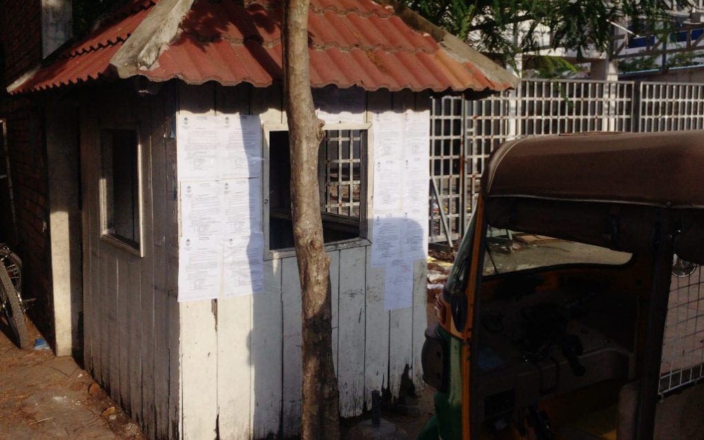 An abandoned security guard booth with court summonses taped to it at the former CNRP headquarters in Phnom Penh, on November 3, 2020. (Michael Dickison/VOD)