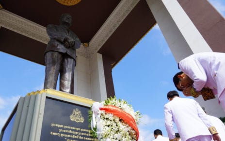 A statue of late King Norodom Sihanouk in Phnom Penh, in 2019. (Tran Techseng/VOD)