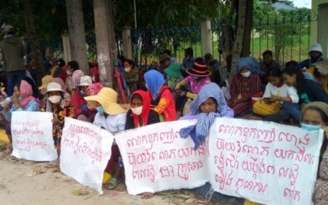 Land protesters in a dispute with the Heng Huy sugar plantation in Koh Kong province gather outside the provincial court on November 12, 2020. (Supplied)