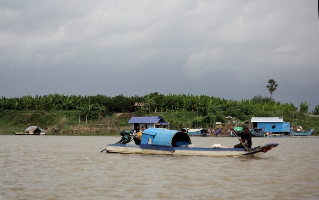 Cham fishers on the river outside Setbo commune, in Kandal province’s Takhmao city, on November 20, 2020. (Michael Dickison/VOD)