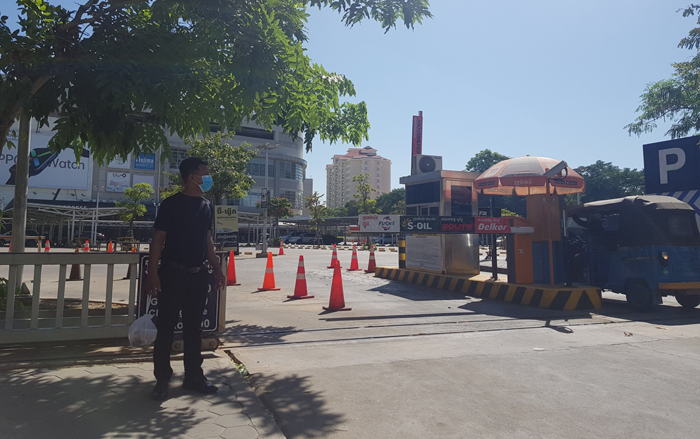 A masked mall employee brings his breakfast into Aeon Mall 1 in Phnom Penh's Chamkarmon district on December 3, 2020. (Tran Techseng/VOD)
