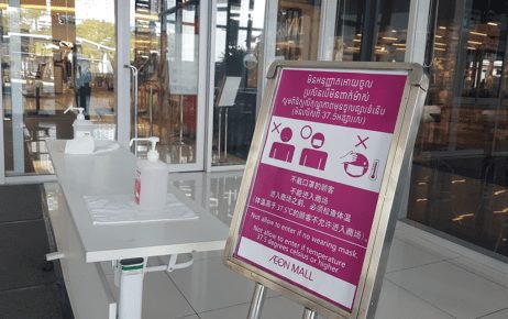 A sign requiring Aeon Mall 1 customers to wear a mask and take a temperature check, placed at the entrance of the building in Phnom Penh's Chamkarmon district on December 4, 2020. (Tran Techseng/VOD)