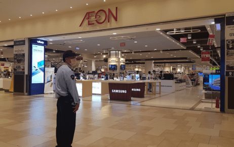 A security guard for Aeon Mall 1 in Phnom Penh's Chamkarmon district wears a mask while standing in front of an electronics store on December 4, 2020. (Tran Techseng/VOD)