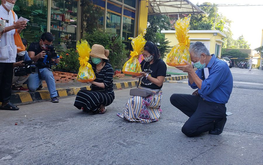 Sitanan Satsaksit (left) and two of her lawyers kneel with offerings during a ceremony for the six month anniversary of Wanchalearm Satsaksit's disappearance in Phnom Penh, on December 4, 2020. (Danielle Keeton-Olsen/VOD)