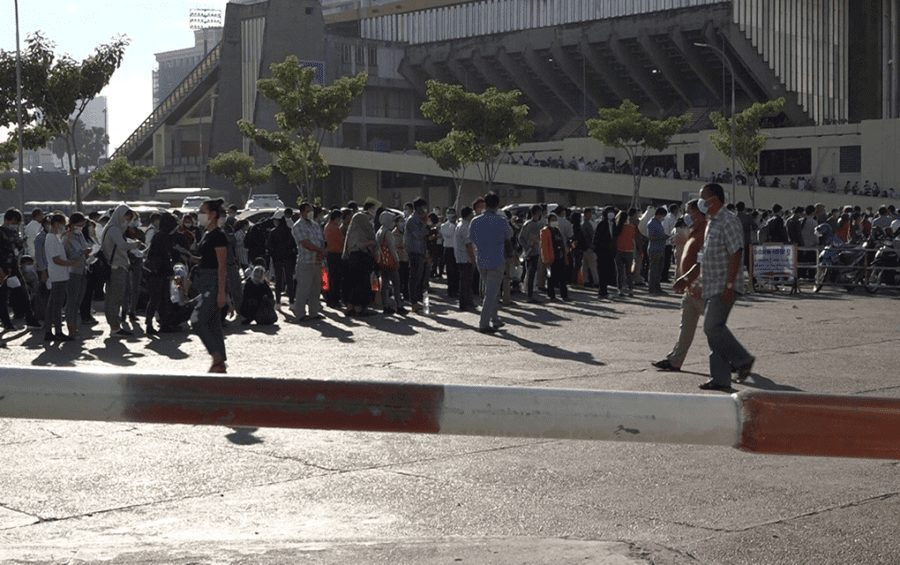 A line of people waiting at the Covid-19 testing center at Olympic Stadium in Phnom Penh on December 8, 2020. (Hy Chhay/VOD)