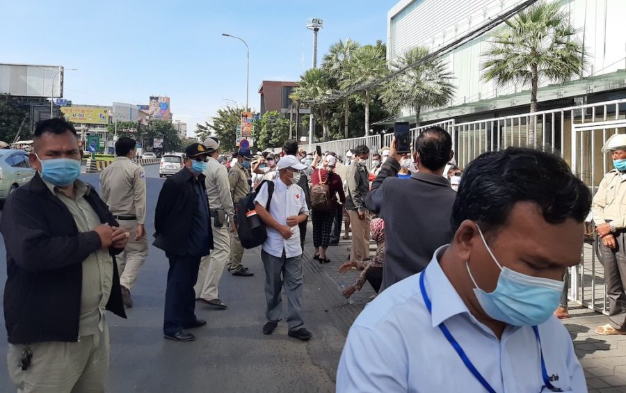 Authorities and protesters gathered near the Phnom Penh Municipal Court on December 21, 2020. (Va Sopheanut/VOD)