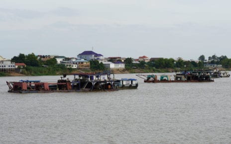Sand-dredging machinery on the Tonle Bassac river in Phnom Penh’s Meanchey district on December 18, 2020. (Tran Techseng/VOD)