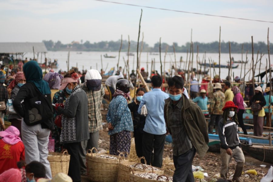 People gather on the shore of the Tonle Sap river in Kandal province’s Ponhea Leu district for prahok season on December 23, 2020. (Michael Dickison/VOD)