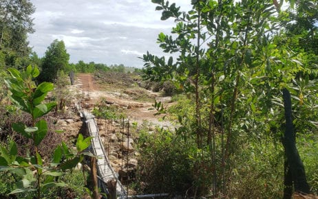 A fence being built near plots granted to Prime Minister Hun Sen’s daughters Hun Mana and Hun Maly across the hilly terrain of Prey Nob district's Ream commune in Preah Sihanouk province, on December 1, 2020. (Danielle Keeton-Olsen/VOD)
