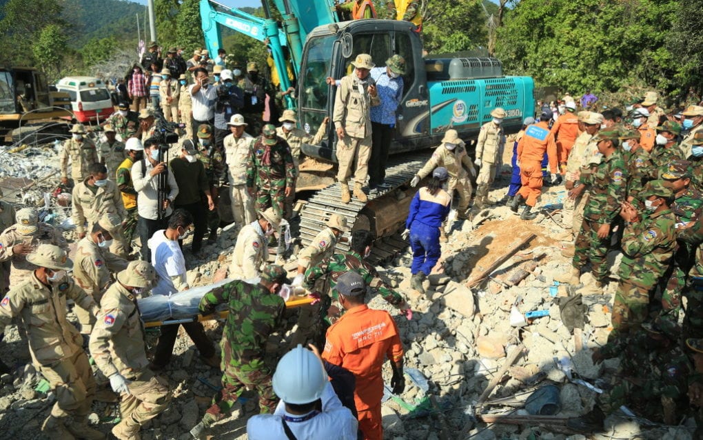 Rescuers work at the site of a building collapse in Kep province on January 5, 2020. (Heng Vichet/VOD)
