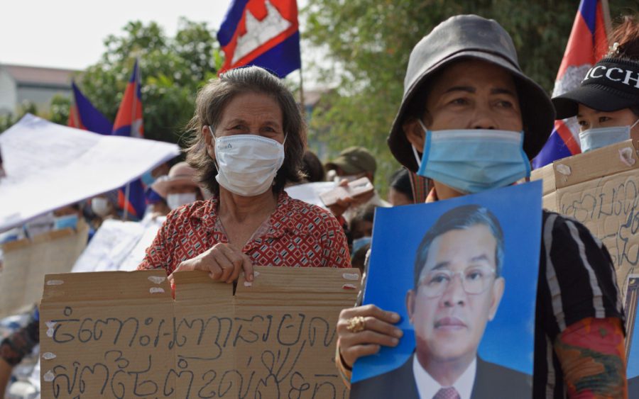 Orm Nhhorm and Chhun Sothea rally at Phnom Penh’s Boeng Tamok lake for land titles, on January 24, 2021. (Michael Dickison/VOD)