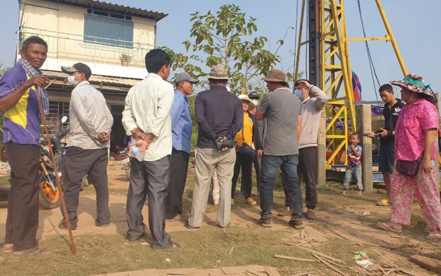 A handful of protesters gather at a land dispute site in Phnom Penh’s Chbar Ampov district on January 25, 2021. (Mech Dara/VOD)