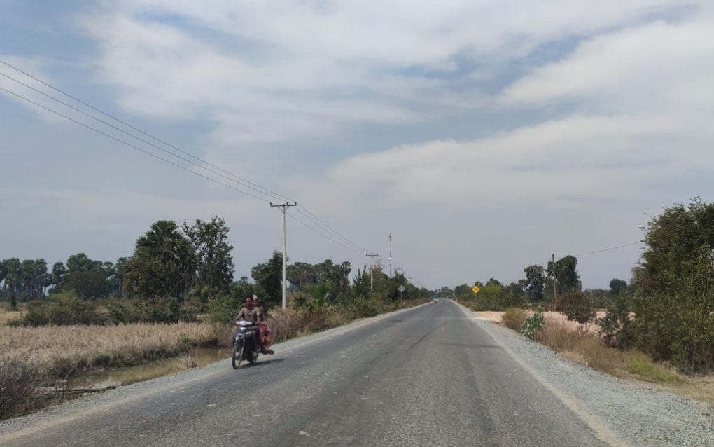 The road from Dak Por village, in Kraing Deivay commune in Kampong Speu province’s Phnom Sruoch district, to Trapeang Kraloeng village in neighboring Kiri Voan commune, on January 19, 2021. (Dit Sokthy/VOD)