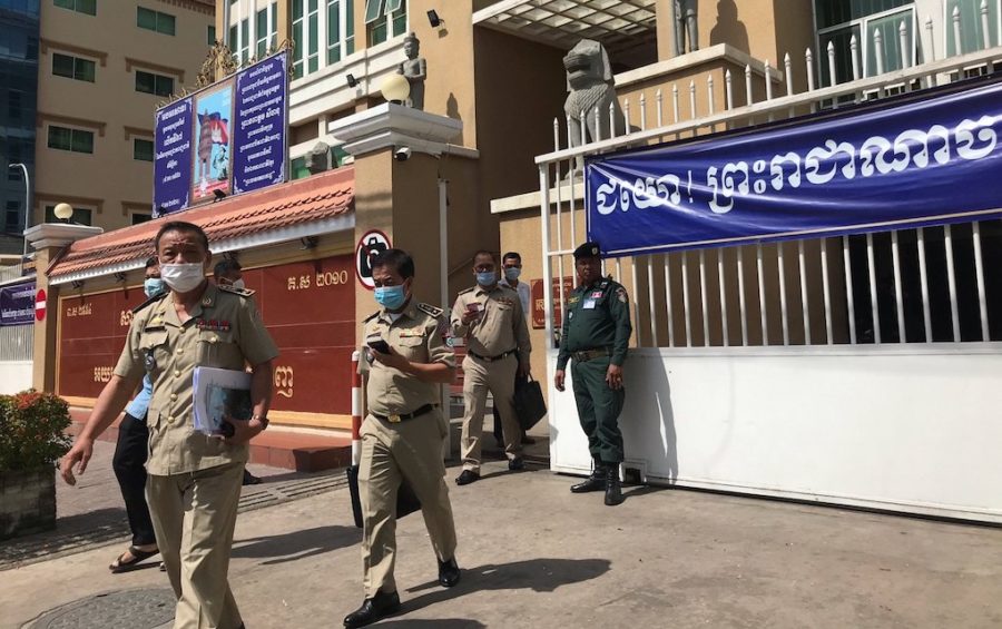 Sim Vuthy (front left), deputy director of the Interior Ministry’s anti-terrorism department, and other officials leave the Phnom Penh Muncipal Court on January 29, 2021. (Ouch Sony/VOD)