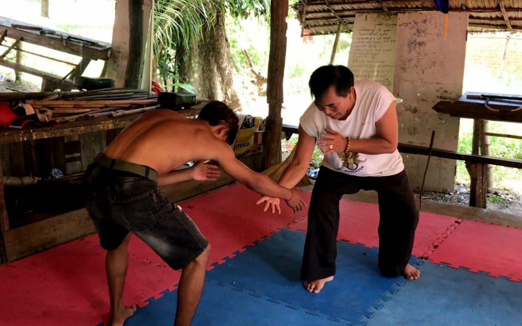 Om Yom spars with a trainee, in Kampong Chhnang province’s Rolea Ba’ier district. (Hy Chhay/VOD)