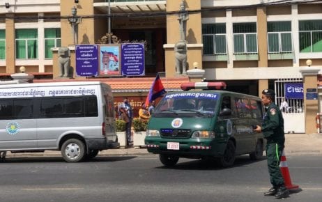 Vehicles to transport defendants from the Phnom Penh Municipal Court to prison on February 4, 2021. (Ouch Sony/VOD)