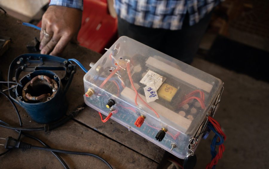 A homemade electric fishing kit that had been brought in to a hardware shop in Kratie’s provincial capital by Vietnamese-Cambodian fishers for repair. (Andy Ball)