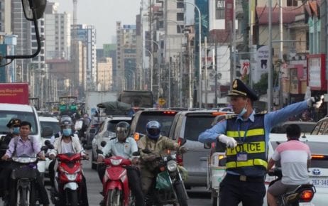 A police officer directs traffic in Sihanoukville on January 21, 2021. (Tran Techseng/VOD)