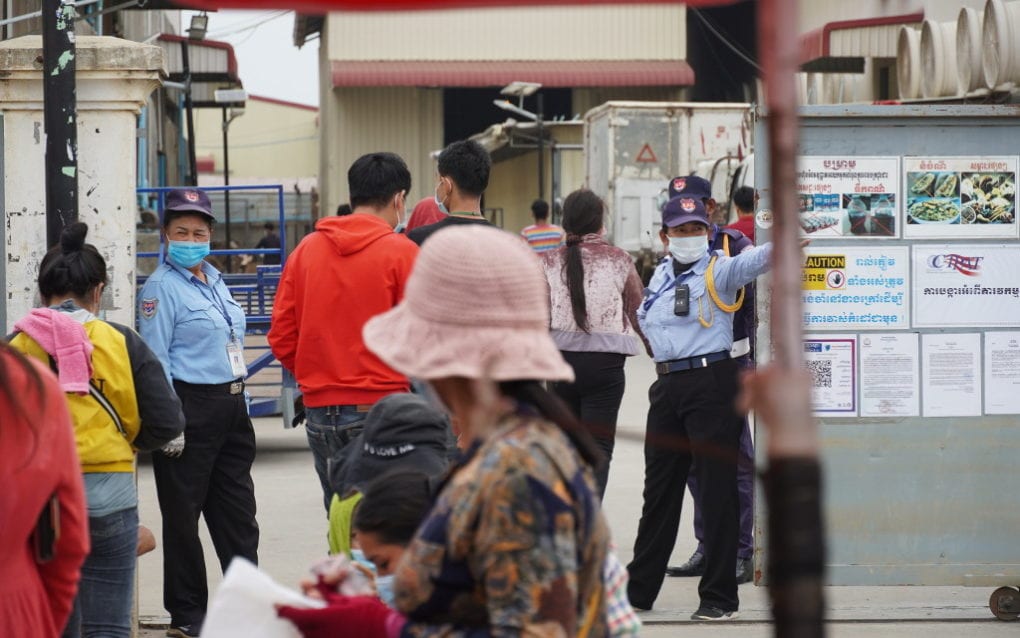 Guards at the gate of the Y&W Garment factory in Phnom Penh’s Dangkao district on March 3, 2021. (Tran Techseng/VOD)