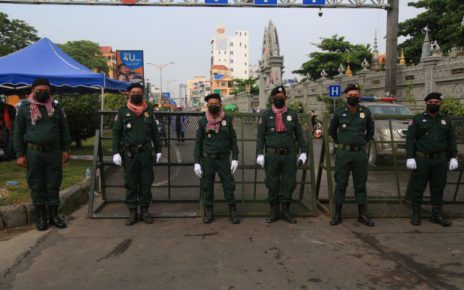 Authorities guard a roadblock at Phnom Penh’s Stung Meanchey II commune on April 10, 2021. (Chorn Chanren/VOD)