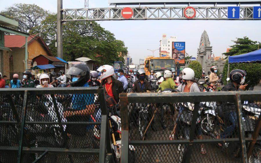 Traffic builds up at a roadblock at Phnom Penh’s Stung Meanchey II commune on April 10, 2021. (Chorn Chanren/VOD)