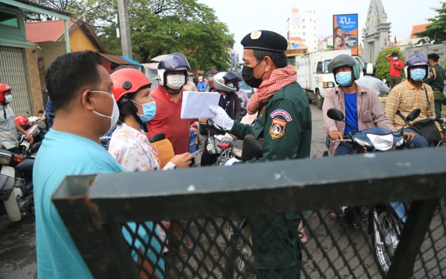 Traffic builds up at a roadblock outside Phnom Penh’s Stung Meanchey II commune on April 10, 2021. (Chorn Chanren/VOD)