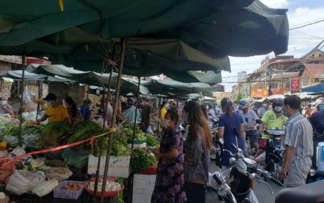 Shoppers crowd a street market near Phnom Penh's Olympic Market ahead of a two-week citywide market shutdown on April 24, 2021. (Danielle Keeton-Olsen/VOD)